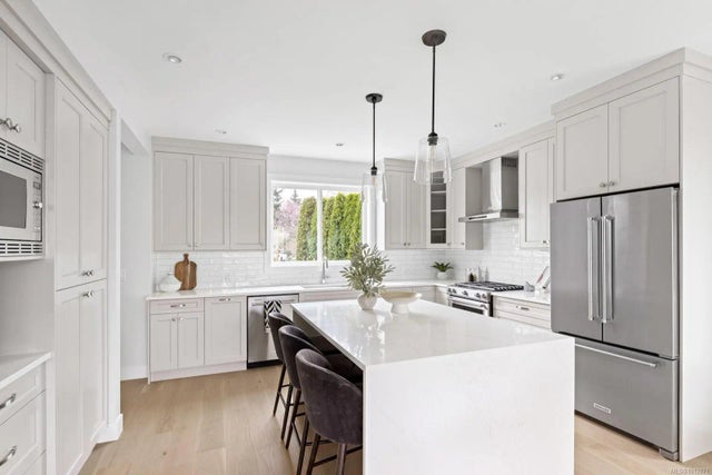 1 of 33 - 2306 Grove Cres, Sidney, BC