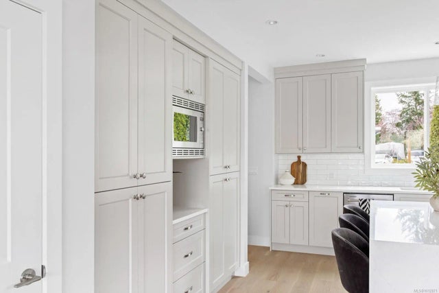 2 of 33 - 2306 Grove Cres, Sidney, BC