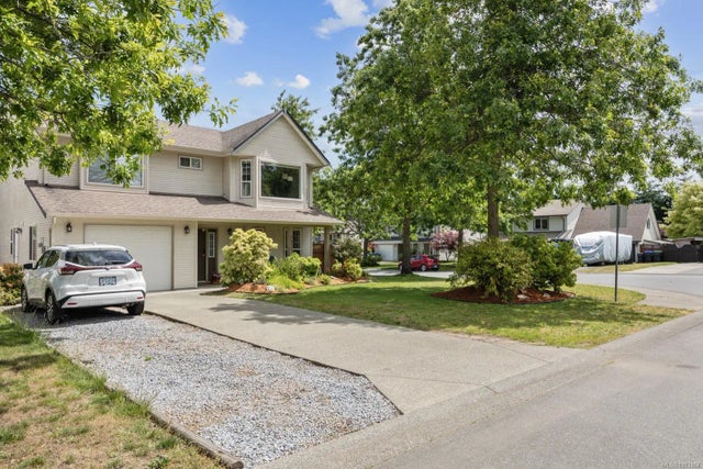 1 of 47 - 2932 Huckleberry Pl, Courtenay, BC