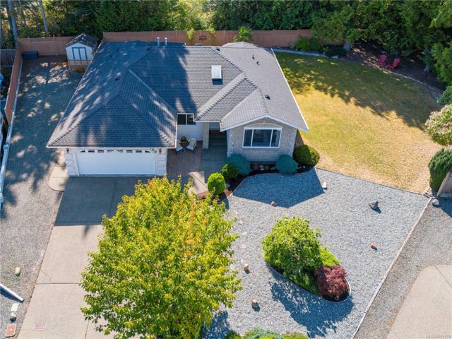 1 of 28 - 590 Hazelwood Pl, Qualicum Beach, BC