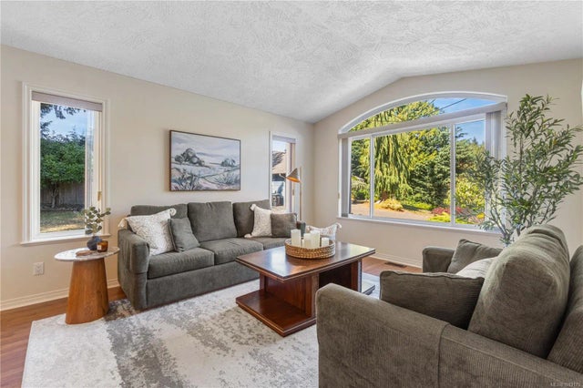 4 of 28 - 590 Hazelwood Pl, Qualicum Beach, BC