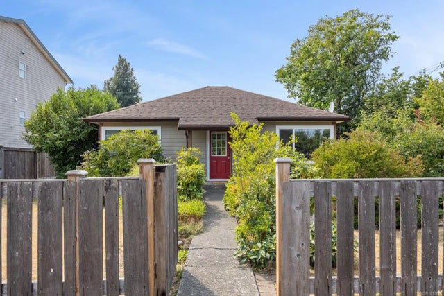 1 of 31 - 1009 Urquhart Ave, Courtenay, BC