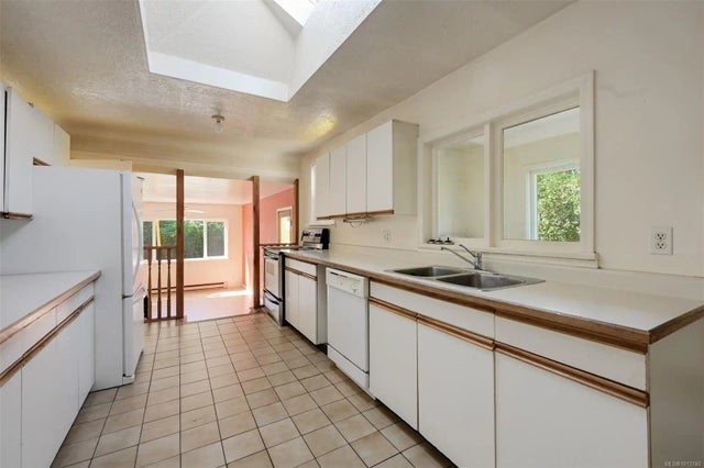 2 of 50 - 735 Violet Ave, Saanich, BC