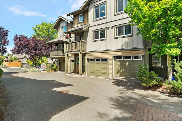 1 of 34 - 1405 Mallek Cres 10, Victoria, BC