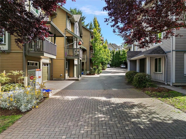 3 of 34 - 1405 Mallek Cres 10, Victoria, BC