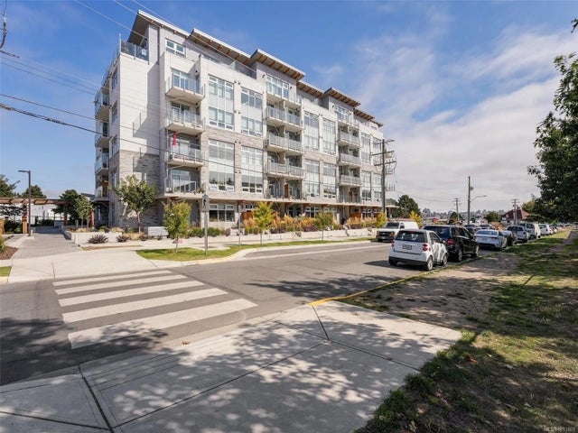 1 of 24 - 916 Lyall St 207, Esquimalt, BC