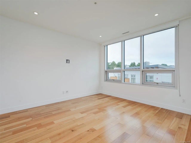 2 of 24 - 916 Lyall St 207, Esquimalt, BC