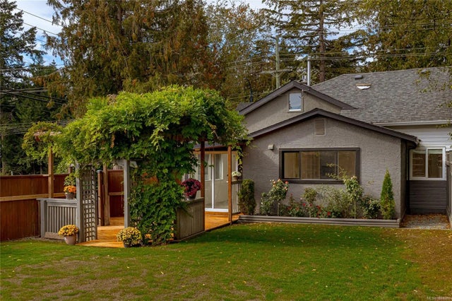 2 of 33 - 988 Latoria Rd, Langford, BC