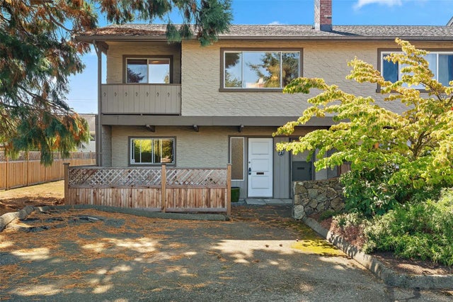 1 of 32 - 4051 Shelbourne St 27, Saanich, BC