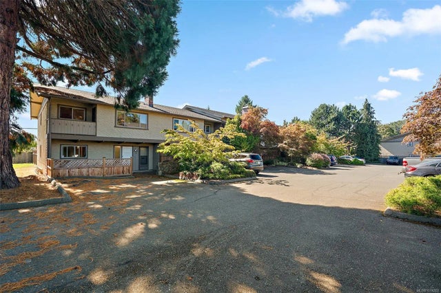 2 of 32 - 4051 Shelbourne St 27, Saanich, BC