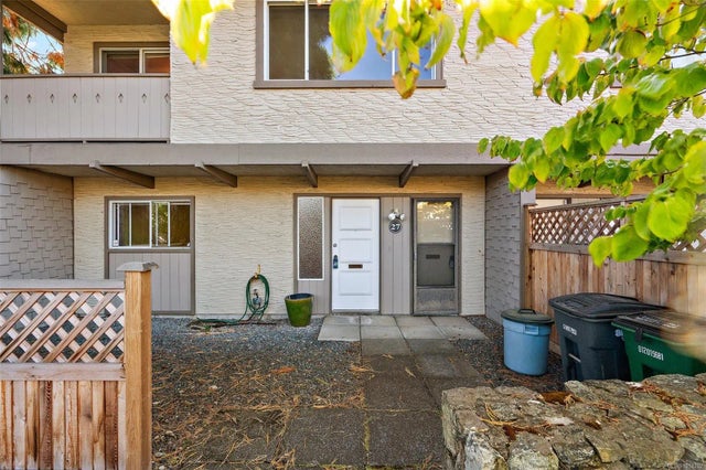 3 of 32 - 4051 Shelbourne St 27, Saanich, BC