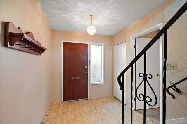 4 of 32 - 4051 Shelbourne St 27, Saanich, BC