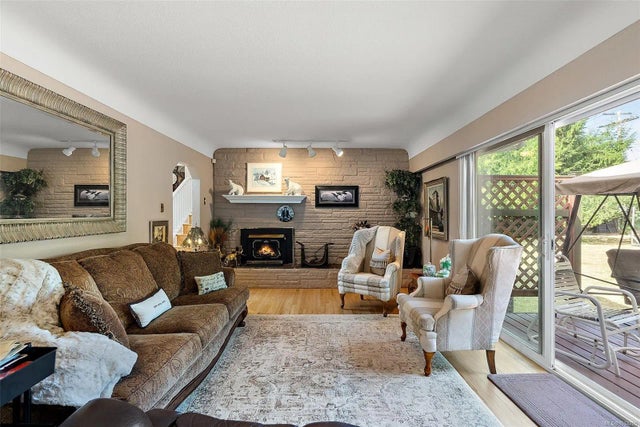 2 of 36 - 1844 Fairburn Dr, Saanich, BC