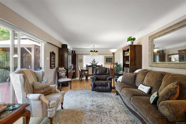 3 of 36 - 1844 Fairburn Dr, Saanich, BC