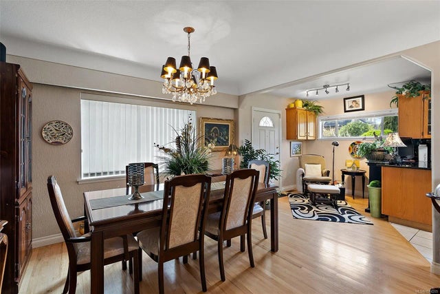 4 of 36 - 1844 Fairburn Dr, Saanich, BC