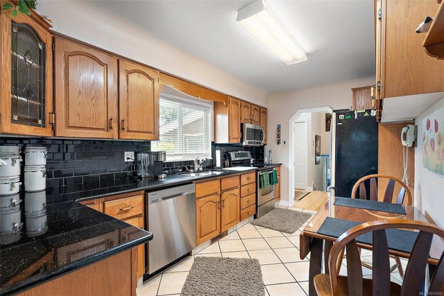 5 of 36 - 1844 Fairburn Dr, Saanich, BC