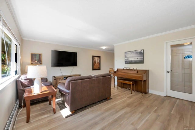 3 of 30 - 1018 Falmouth Rd, Saanich, BC