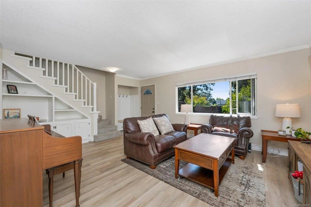 4 of 30 - 1018 Falmouth Rd, Saanich, BC