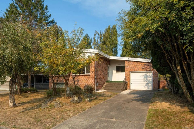 1 of 34 - 1642 Richardson St, Victoria, BC