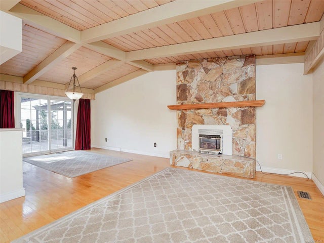 3 of 34 - 1565 Jasper Pl, Saanich, BC