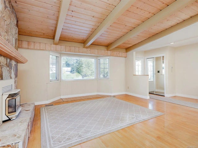 5 of 34 - 1565 Jasper Pl, Saanich, BC