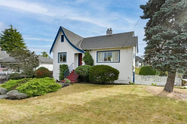 1 of 32 - 501 Lampson St, Esquimalt, BC