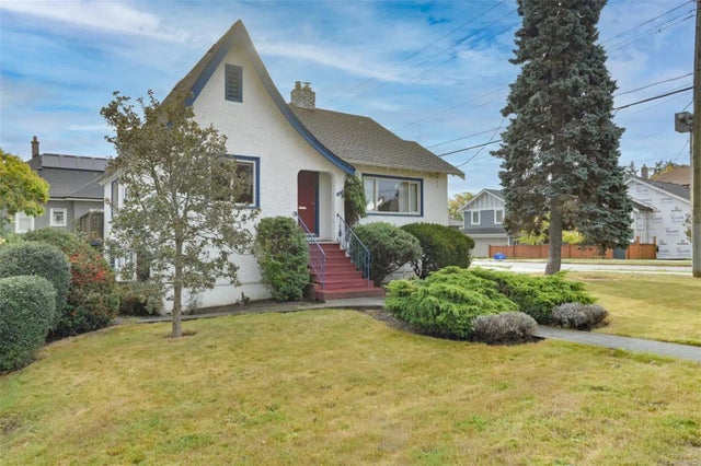 2 of 32 - 501 Lampson St, Esquimalt, BC