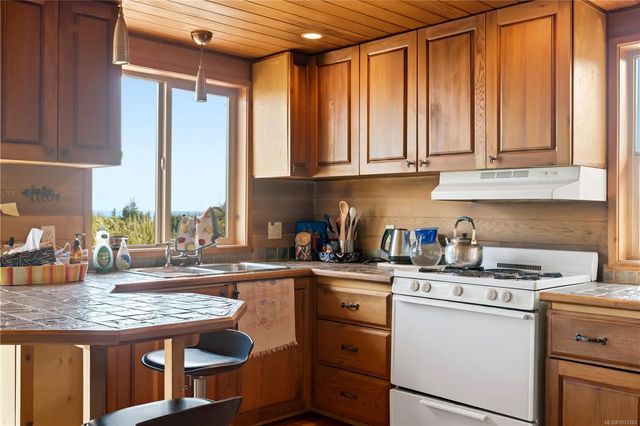 4 of 23 - 1117 Sixth Ave, Ucluelet, BC
