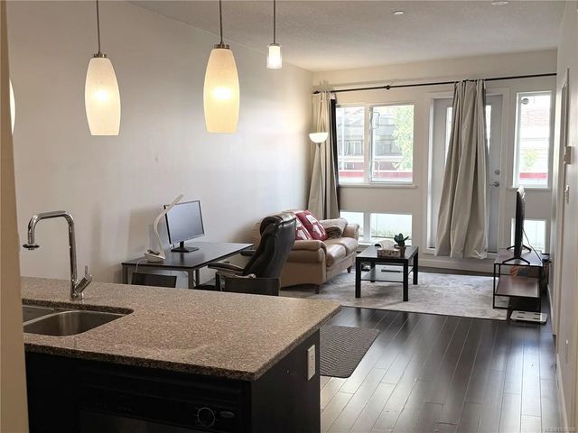 2 of 40 - 99 Chapel St 412, Nanaimo, BC