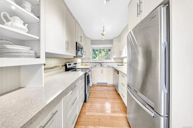 2 of 48 - 946 Selkirk Ave 1, Esquimalt, BC