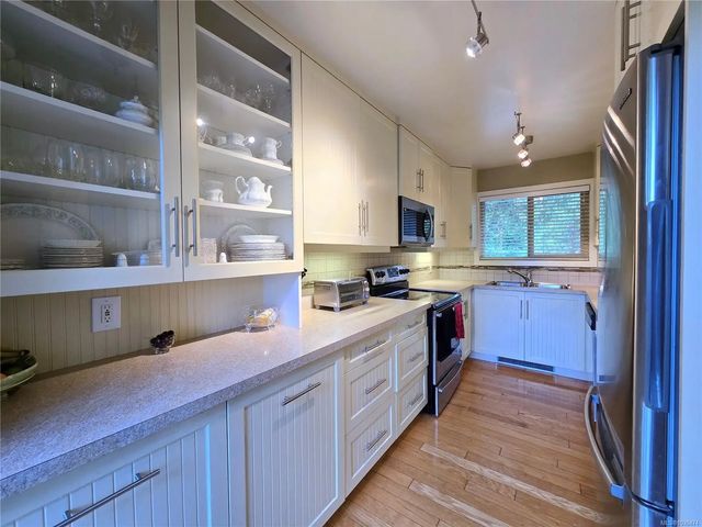 4 of 48 - 946 Selkirk Ave 1, Esquimalt, BC