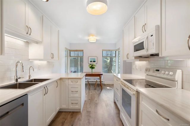 3 of 42 - 850 Parklands Dr 9, Esquimalt, BC