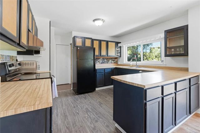 5 of 40 - 1784 Cypress Rd, Ucluelet, BC