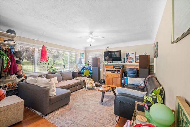 2 of 43 - 861 Tillicum Rd, Esquimalt, BC