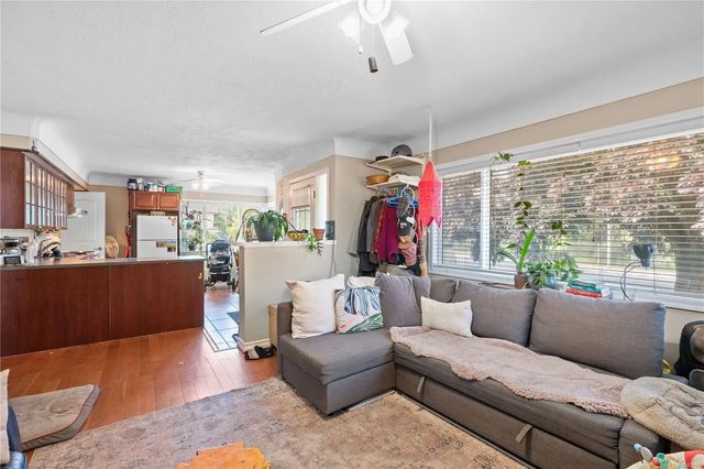 3 of 43 - 861 Tillicum Rd, Esquimalt, BC