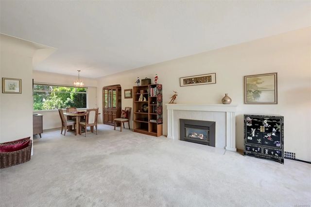 2 of 46 - 930 Runnymede Pl, Oak Bay, BC