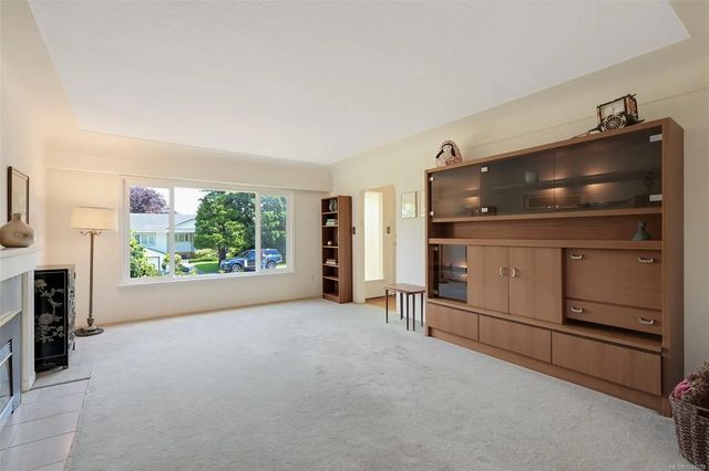 3 of 46 - 930 Runnymede Pl, Oak Bay, BC