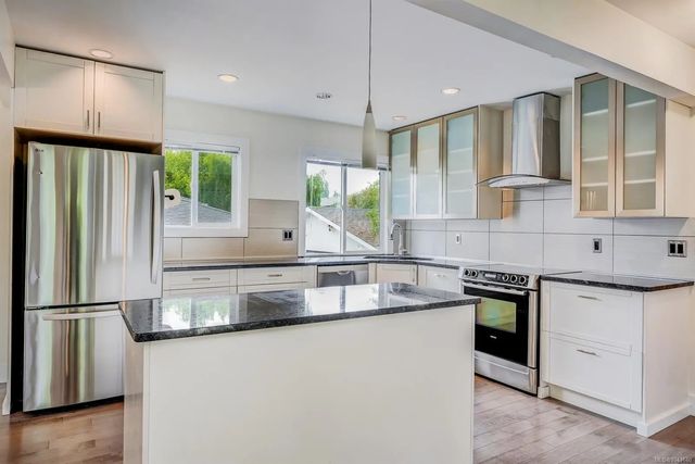 3 of 30 - 1534 Edgemont Rd, Saanich, BC