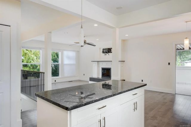 4 of 30 - 1534 Edgemont Rd, Saanich, BC