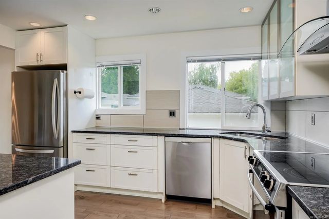 5 of 30 - 1534 Edgemont Rd, Saanich, BC