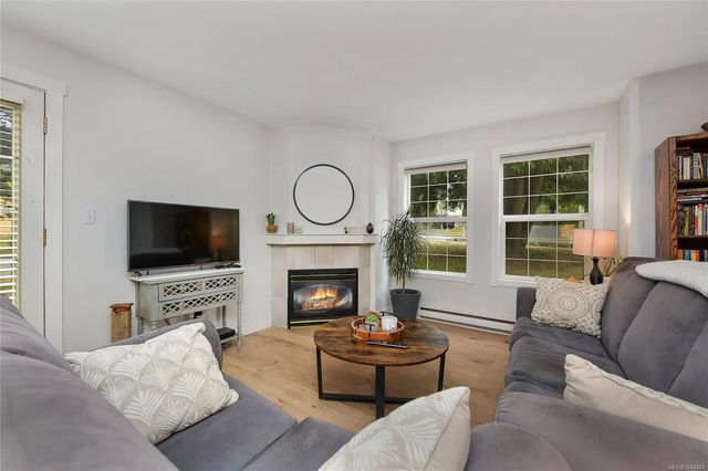 3 of 22 - 821 Lampson St, Esquimalt, BC