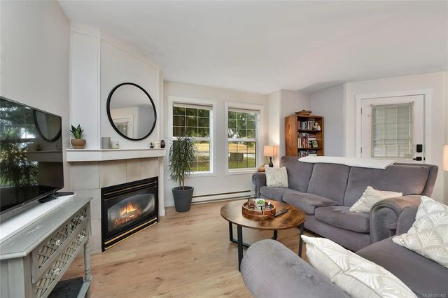 5 of 22 - 821 Lampson St, Esquimalt, BC