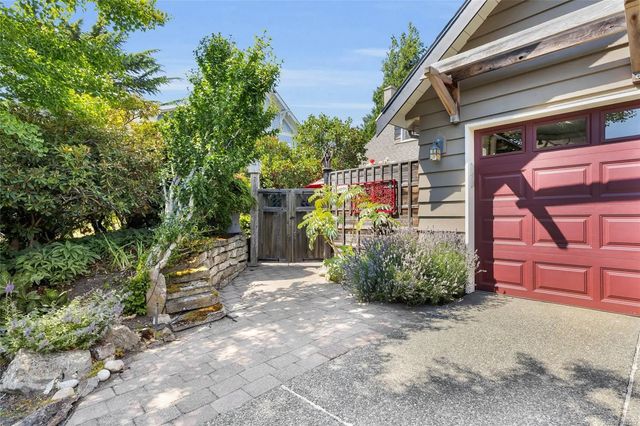 2 of 58 - 2482 Hazel St, Oak Bay, BC
