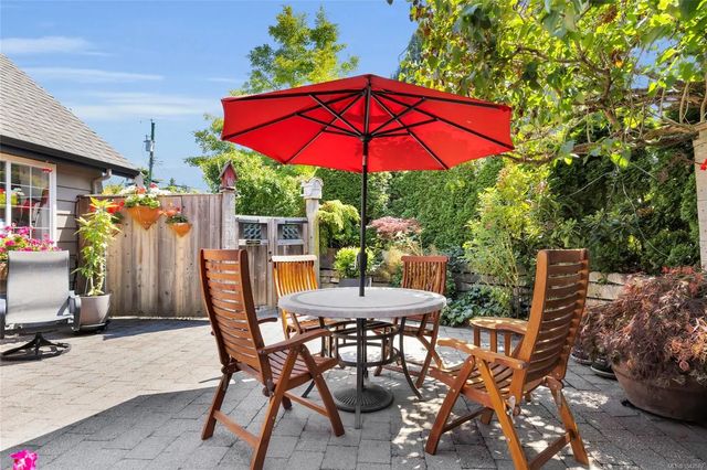 3 of 58 - 2482 Hazel St, Oak Bay, BC