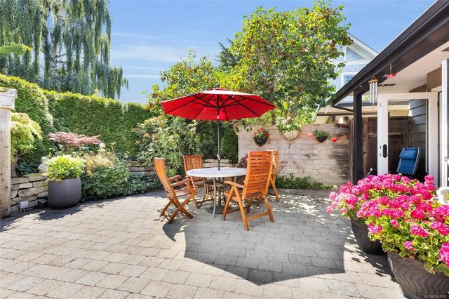 4 of 58 - 2482 Hazel St, Oak Bay, BC