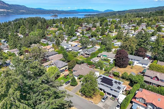 2 of 38 - 1108 Lucille Dr, Central Saanich, BC