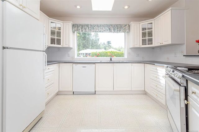 5 of 41 - 1685 Gerald St, Nanoose Bay, BC