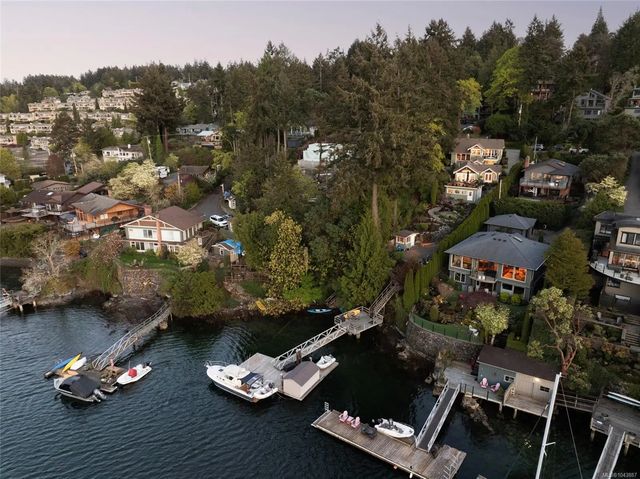 2 of 39 - 786 Sea Dr, Central Saanich, BC