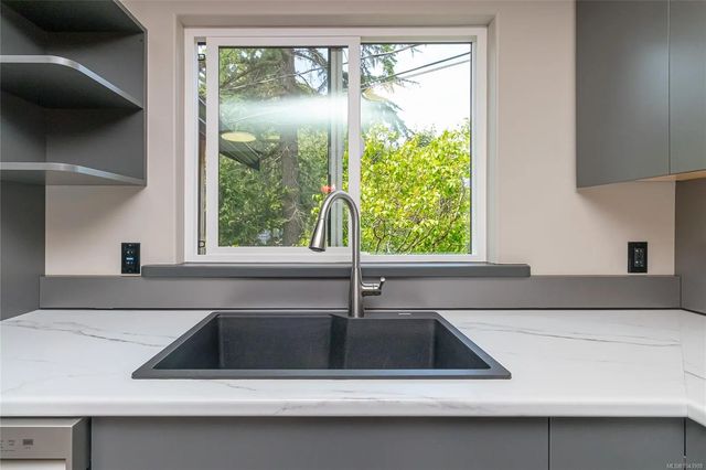 5 of 30 - 227 Stormont Rd, View Royal, BC