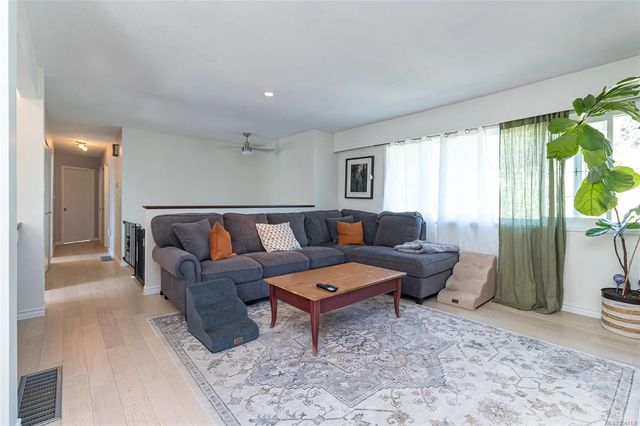 4 of 42 - 1510 Edgemont Rd, Saanich, BC